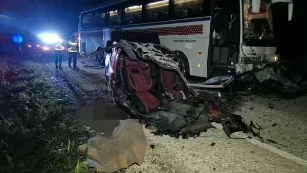 Bursa'da feci kaza!İkiye bölünen otomobilden yola fırlayan 2 kişi öldü - Resim: 0