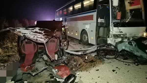 Bursa'da feci kaza!İkiye bölünen otomobilden yola fırlayan 2 kişi öldü - Resim: 1