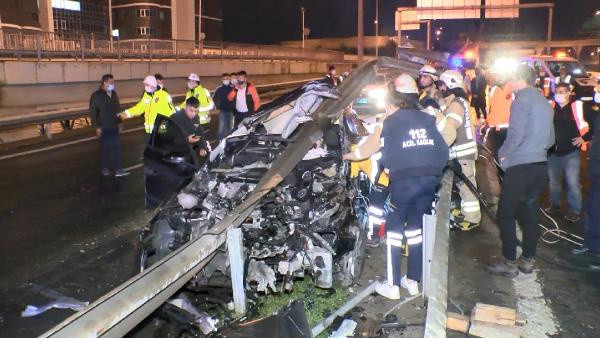 Sarıyer'de bariyerler otomobile ok gibi saplandı: 1 kişi hayatını kaybetti - Resim: 0