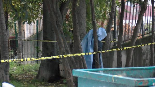 Bahçelievler'de şok! Ağaca asılı erkek cesedi bulundu - Resim: 0