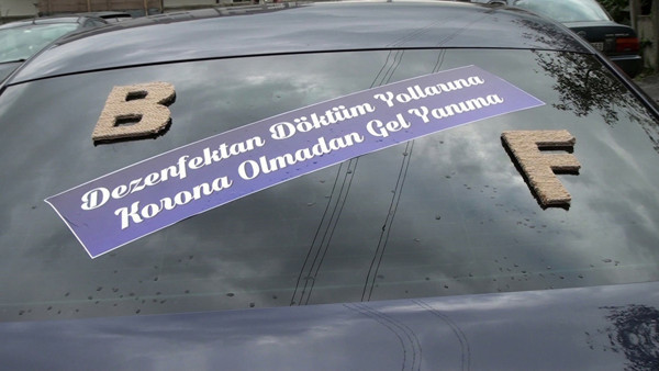 Sakarya'da gelin arabasına yazılan yazı olay oldu! Görenler kahkaha attı - Resim: 0