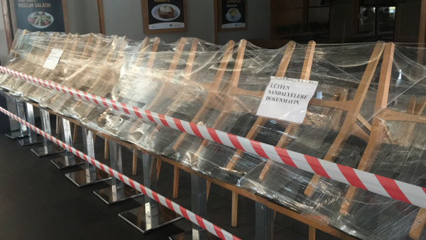 Sosyal medyada büyük tepki çekmişti! İstanbul'da AVM'de yerde yemek dönemi bitti - Resim: 1