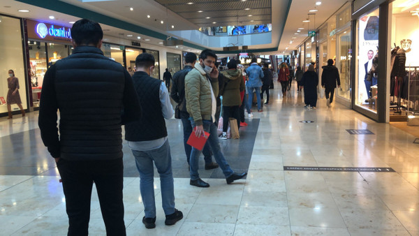 'Efsane Cuma' koronavirüsü unutturdu! İstanbul'da metrelerce kuyruk oluştu - Resim: 0