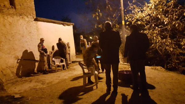 Elazığ'da selfie keyfi kötü bitti! 4 kişiyi kazara vurdu - Resim: 1
