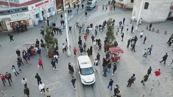 Beyoğlu'nda İstiklal Caddesi'ne girişler kapatıldı! Yoğunluk oluştu - Resim: 0