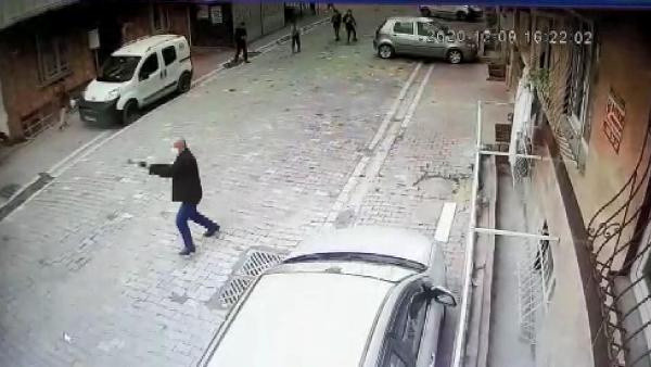 Esenyurt’ta çocukların top oynamasına sinirlendi! Pompalı tüfekle dehşet saçtı - Resim: 0