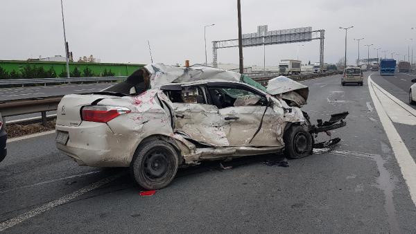 Kocaeli'de feci kaza! TIR'ın çarptığı otomobil 100 metre sürüklendi - Resim: 1