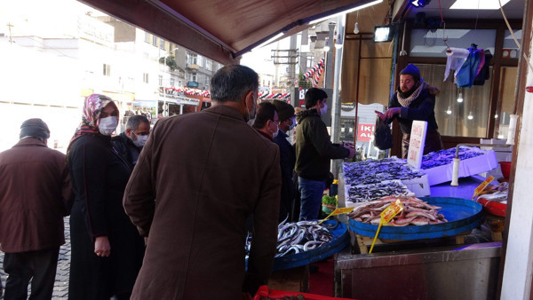 Trabzon'da yasak öncesi fiyatı duyan tezgahlara akın etti! Yoğunluk yaşandı - Resim: 0