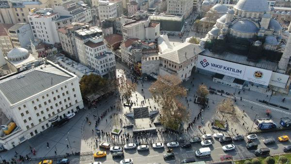 İstanbul'da 6 gün kaldığını duyan akın etti! Metrelerce kuyruk oluştu - Resim: 0