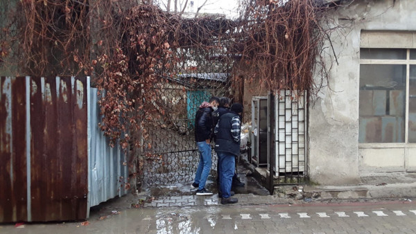 Balıkesir'de kendini bıçakla doğrayan yaşlı adamı esnaf kurtardı - Resim: 0