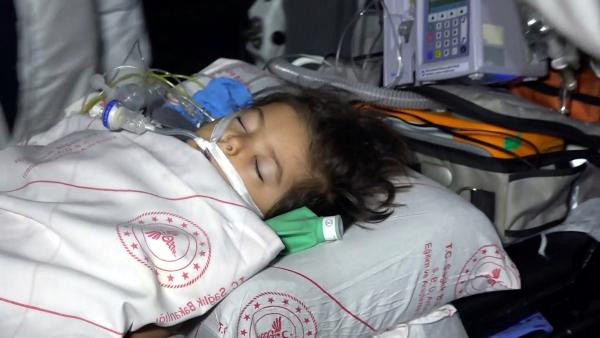 Antalya'da aile odadan gelen feryatları duyunca şok oldu! Uçakla Ankara'ya götürüldü - Resim: 0