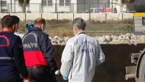 Mersin'de suda gören şok oldu! Yarısı gömülmüş halde bulundu - Resim: 0