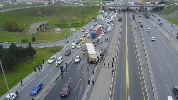 Haramidere'de TIR metrobüs bariyerlerine çarptı! 1 kişi yaralandı - Resim: 0