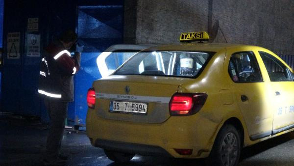 Olay yeri İzmir! Arkadaşlarına çarpan taksiciyi bıçakladıktan sonra aracı alıp kaçtılar - Resim: 0