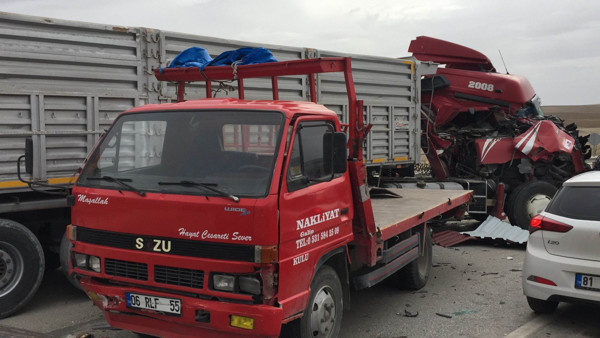 Konya'da feci kaza TIR ve pikap çarpıştı! Uzun araç kuyrukları oluştu - Resim: 0