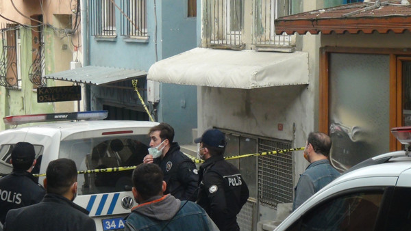 İstanbul'da koku gelen eve giren ekipler şok oldu! Battaniye içinde... - Resim: 0