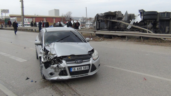 Bursa'da metrelerce sürüklenip yan yattı! Halk el birliğiyle topladı - Resim: 0