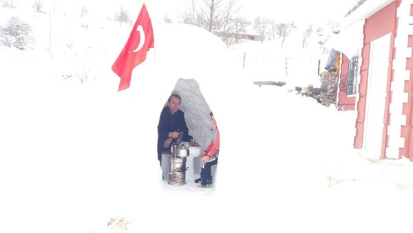 Artvin'de kardan adamdan sıkıldı! İnternetten araştırdı kovayla yaptı - Resim: 0