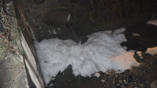 İstanbul'da etrafı köpük sardı ağır koku yayıldı! Mahalleli korkuyor - Resim: 0