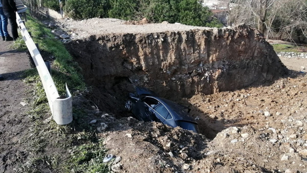 Manisa'da otomobil 5 metrelik çukura uçtu! Araç hurdaya döndü - Resim: 1