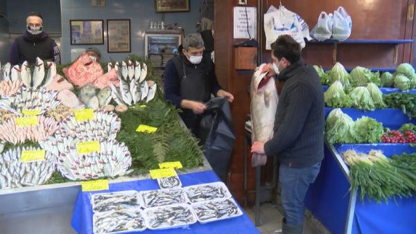 Cumhurbaşkanı Erdoğan Çengelköy'de esnafla sohbet etti, balık aldı - Resim: 1