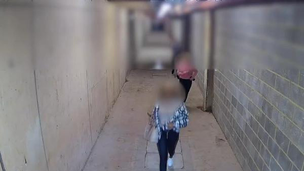 İngiltere’de güzellik salonuna polis baskını! Müşteriler ardında bakmadan kaçtı - Resim: 0