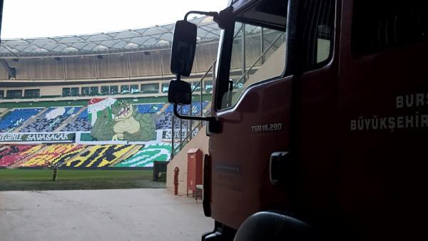 Bursa Büyükşehir Stadı'nda yangın paniği! Bir anda dumanlar yükseldi - Resim: 0