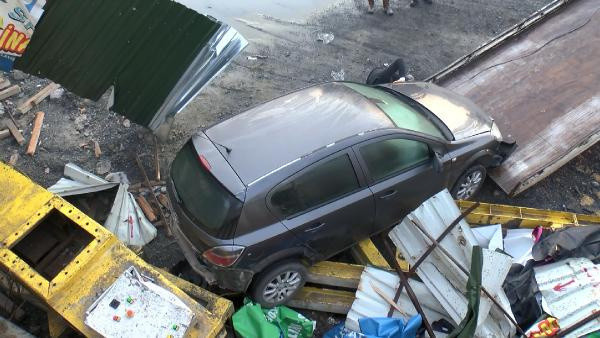 Küçükçekmece'de korku dolu anlar! Otomobil metro şantiyesine düştü - Resim: 0