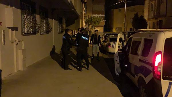 Pendik'te kavga ihbarına giden polislere fırlattılar! Halı, ayakkabı... - Resim: 0