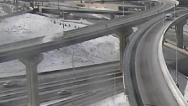 ABD'de akıllara durgunluk veren kaza! Kamyonet üst geçitten 21 metre aşağı düştü - Resim: 0