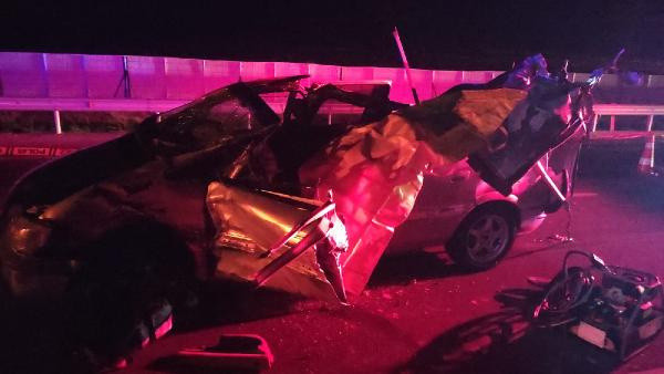 Konya'da kavşakta dönen TIR'a otomobil çarptı! 3 kişi hayatını kaybetti - Resim: 0