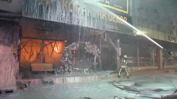 İstoç Ticaret Merkezi'nde yangın paniği! 4 işyeri kullanılmaz hale geldi - Resim: 0