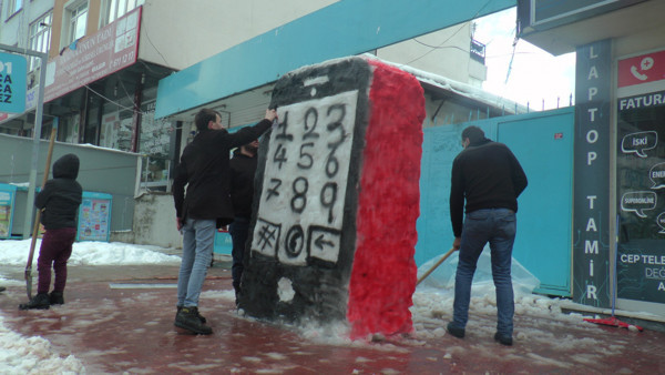 İstanbul'da kardan öyle bir şey yaptı ki gören inanamadı! 2 metre boyunda - Resim: 0