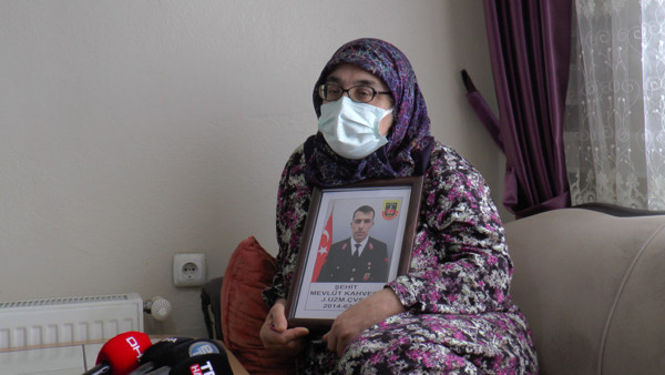 Eskişehir'de şehit annesinden Özgür Özel Yılmaz Büyükerşen'e tokat gibi sözler: Beni neden... - Resim: 0