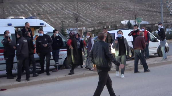 Gaziantep'te feci kaza! Takla atarak durabildi: Yaralılar var - Resim: 0