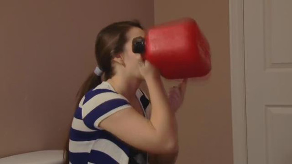 Genç kızın alışkanlığı ölüme götürüyor annesi görünce şok oldu! Banyoya gidip... - Resim: 1