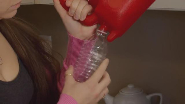 Genç kızın alışkanlığı ölüme götürüyor annesi görünce şok oldu! Banyoya gidip... - Resim: 0