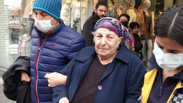 Sivas'ta Covid-19’u unuttular! Film izler gibi izlediler - Resim: 0