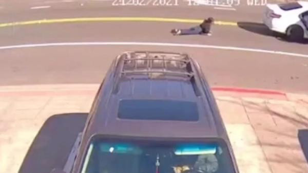 ABD’de feci olay! Soyguncular gasp ettikleri kadını arabayla metrelerce sürükledi - Resim: 0