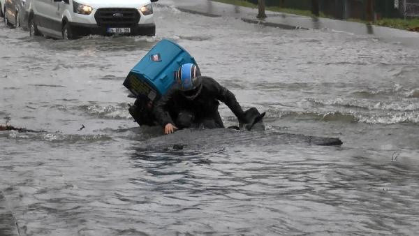 Bağcılar'da su borusu patladı yol göle döndü - Resim: 0