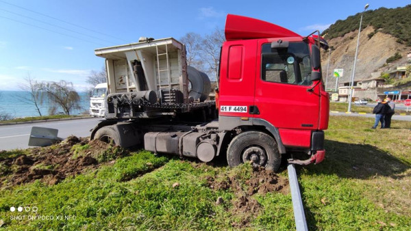 Zonguldak'ta TIR direksiyon hakimiyeti kaybetti! Virajı alamadı - Resim: 0