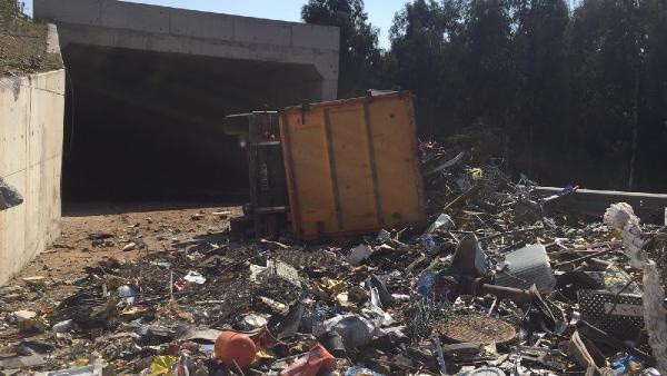 Kocaeli'de TIR alt yola uçtu hurdaya döndü! Yol kapandı - Resim: 0