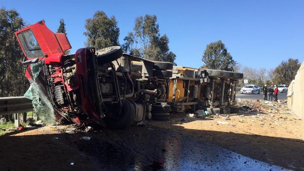 Kocaeli'de TIR alt yola uçtu hurdaya döndü! Yol kapandı - Resim: 1