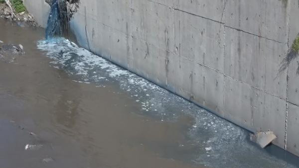 Esenyurt'ta dere mavi aktı! Arnavutköy'de de kırmızı akmıştı - Resim: 0