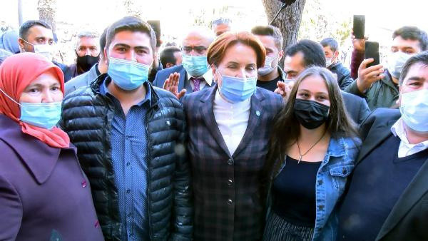Meral Akşener genç çiftin nişan yüzüklerini taktı "Ben çok mutlu evliliği olan bir kadınım" - Resim: 0