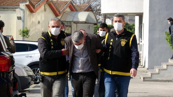 Adana'da yaşandı! Biri ATM’de işlem yapan kişiyi darp etti diğerleri hesaptan para çekti - Resim: 0