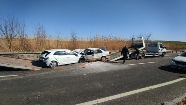 Şanlıurfa'da iki otomobil kafa kafaya çarpıştı! Yaralılar var - Resim: 0