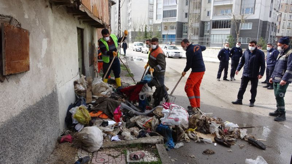 Çorum'da eve giren ekipler şaşkına döndü! Kepçeyle boşalttılar - Resim: 1