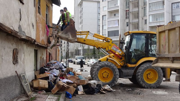 Çorum'da eve giren ekipler şaşkına döndü! Kepçeyle boşalttılar - Resim: 0