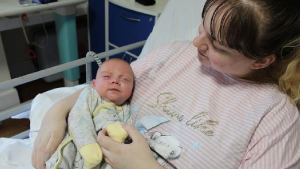 İngiltere'de covid-19'a yakalanan hamile anne 3 hafta komada kaldı! 88 gün sonra sevindiren haber - Resim: 0